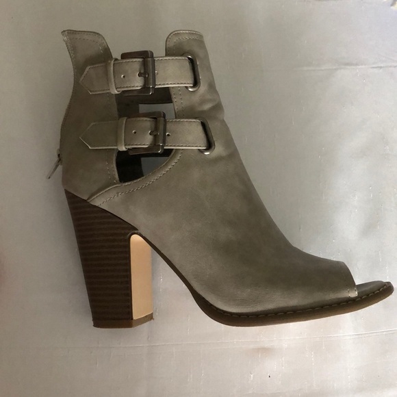 Guess light grey leather shoes with a brown heel. - Picture 10 of 10